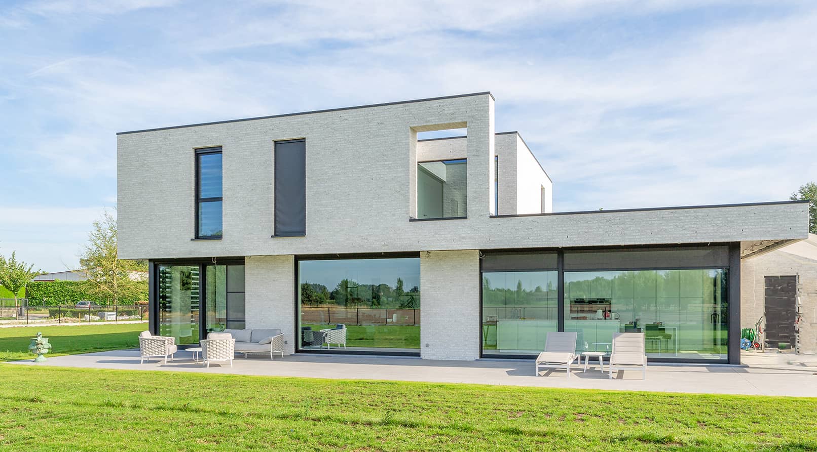 Schuiframen in PVC of aluminium: de naadloze overgang tussen binnen en buiten